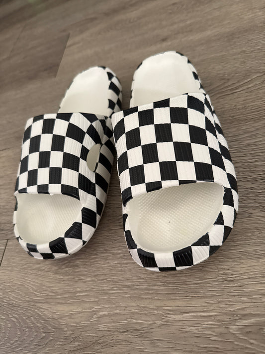 Size 7/8 Checkered Slides